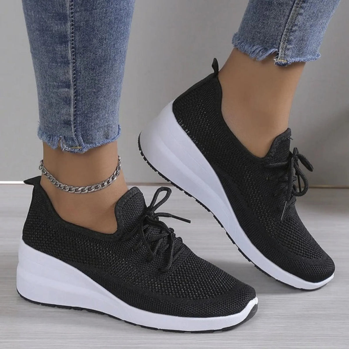 Emma - Sneakersy sznurowane z podeszwą klinową - zdjęcie 1